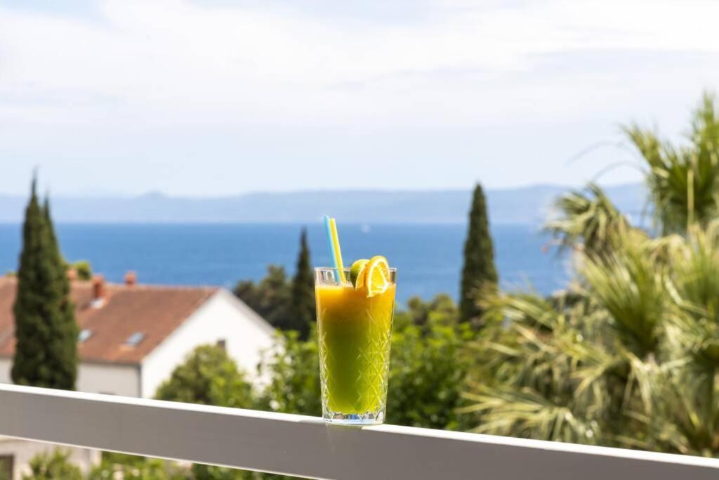 Holiday In Bol **** Yellow Extérieur photo